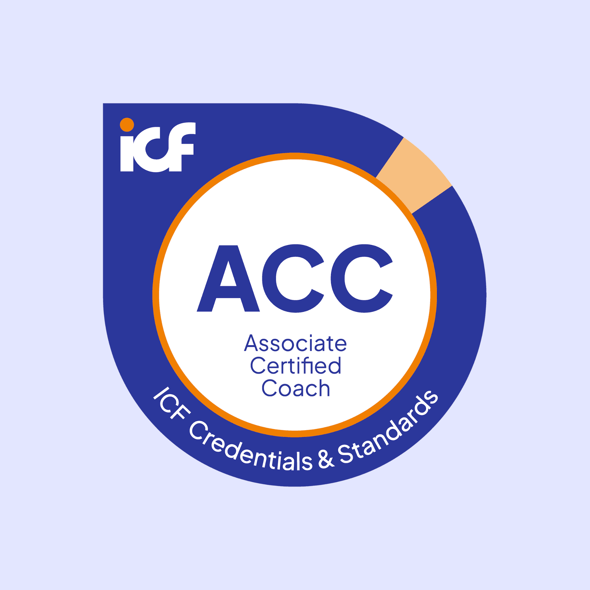 Blaues ICF-Abzeichen für Associate Certified Coach (ACC) mit weißem Kreis und orangefarbenem Rand.